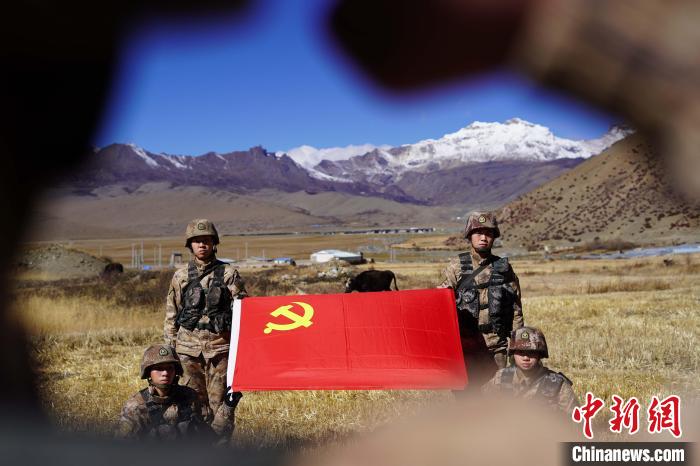 指導(dǎo)員楊磊帶領(lǐng)官兵重溫入黨誓詞?！∥鞑厣侥宪姺謪^(qū)某團供圖