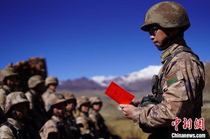 訓(xùn)練間隙，楊磊正在為官兵作宣講?！∥鞑厣侥宪姺謪^(qū)某團供圖