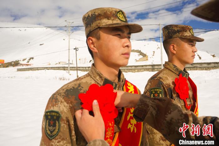 退伍老兵合照留念?！∥鞑厣侥宪姺謪^(qū)某團供圖