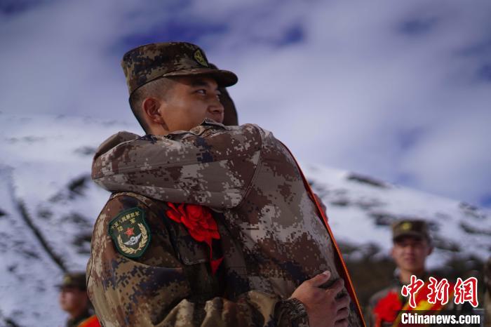 退伍老兵相擁留念?！∥鞑厣侥宪姺謪^(qū)某團供圖