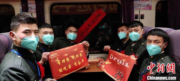 退伍老兵在退伍專列上合影留念?！∥鞑厣侥宪姺謪^(qū)某團供圖