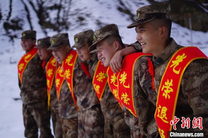 退伍老兵合照留念。　西藏山南軍分區(qū)某團供圖