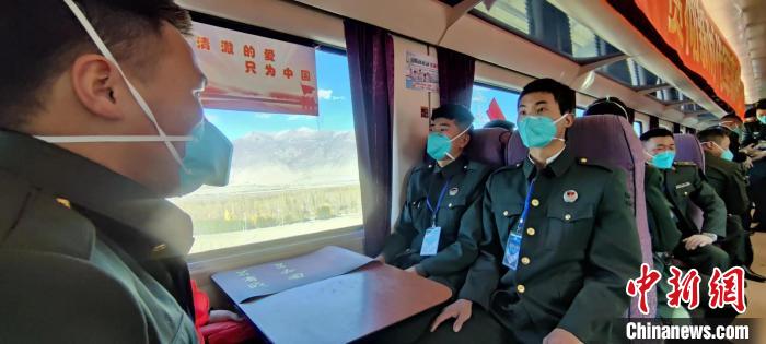 退伍老兵乘坐在退伍專列?！∥鞑厣侥宪姺謪^(qū)某團供圖