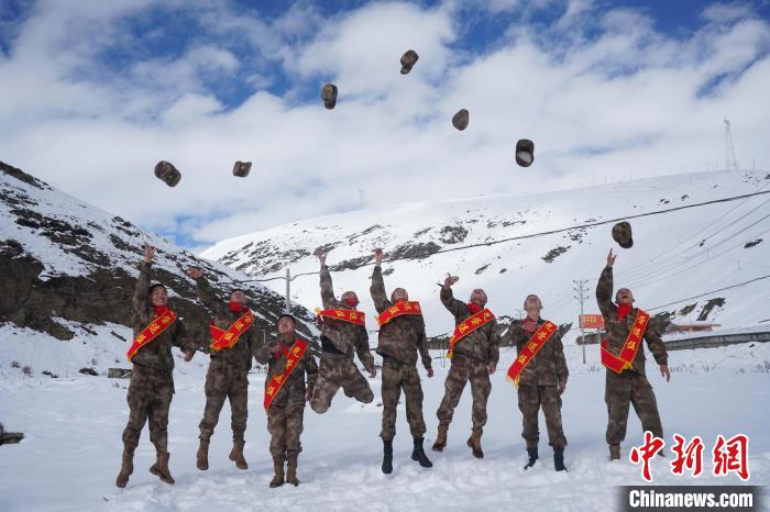 退伍老兵飛帽留念。　西藏山南軍分區(qū)某團供圖