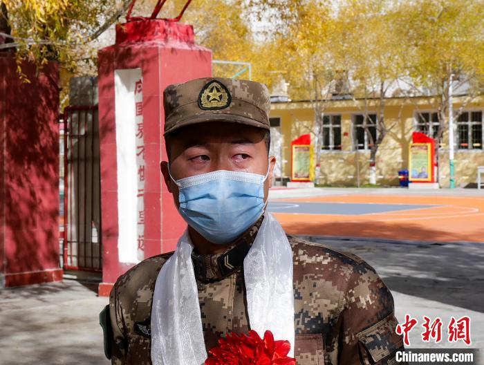 圖為什布奇邊防連退伍老兵臨別前再看一眼連隊(duì)?！詵| 攝