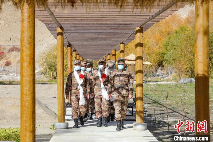 圖為什布奇邊防連退伍老兵臨別前再看一眼連隊(duì)?！詵| 攝