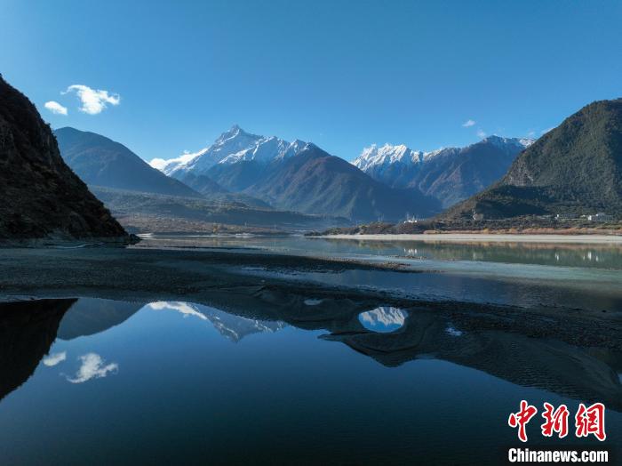 西藏林芝雅魯藏布江和遠處的雪山?！《拘?攝