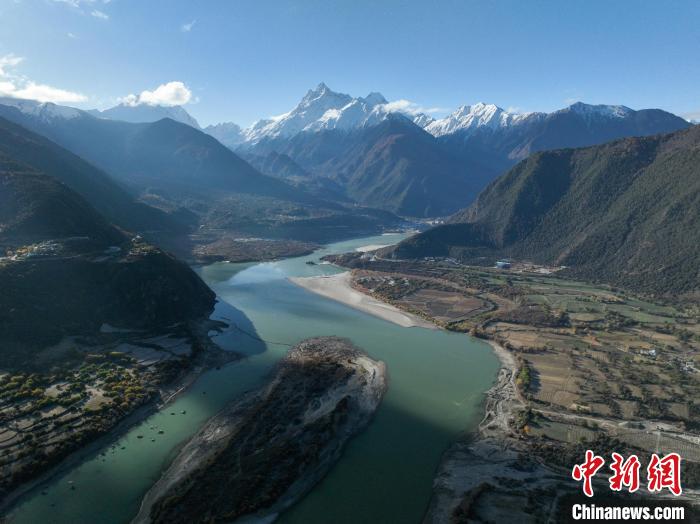 西藏林芝雅魯藏布大峽谷的雪山風(fēng)光?！《拘?攝