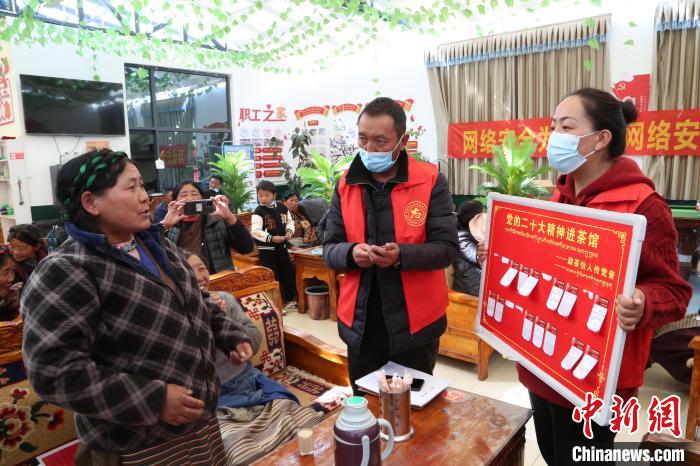 圖為瓊結(jié)縣村民參與問答?！愔闈扇?攝