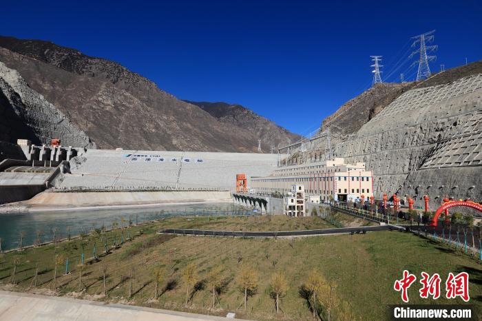 圖為金沙江上游蘇洼龍水電站?！⊥趵?攝