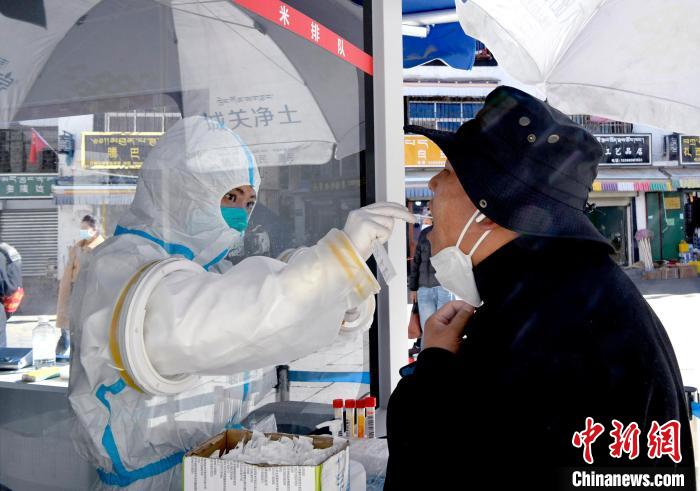 12月7日，拉薩市民正在進行核酸檢測?！±盍?攝