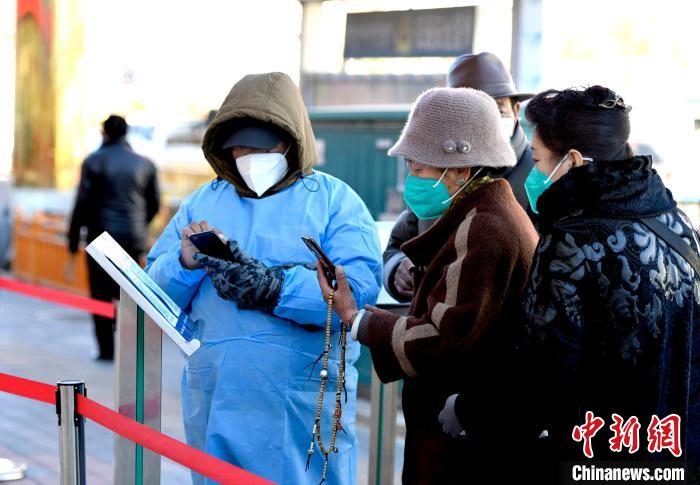 12月7日，拉薩市民掃碼進入銀行辦理業(yè)務(wù)?！±盍?攝