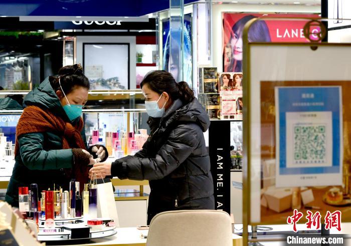 12月7日，拉薩，市民掃碼進入拉薩百貨大樓選購護膚品?！±盍?攝