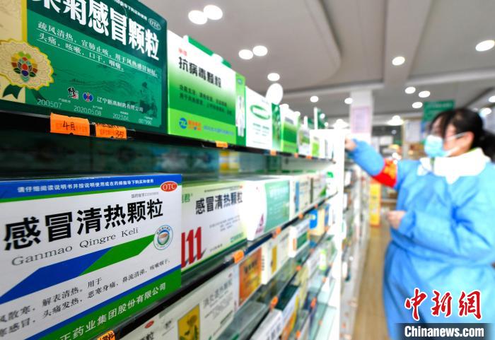 12月7日，拉薩宇拓路一藥店工作人員正在整理店內(nèi)的感冒類藥品?！±盍?攝
