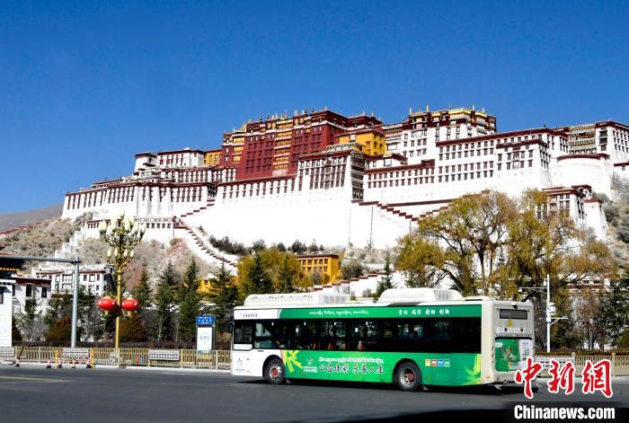 12月7日，一輛公交車從拉薩市城關(guān)區(qū)北京中路駛過。　李林 攝