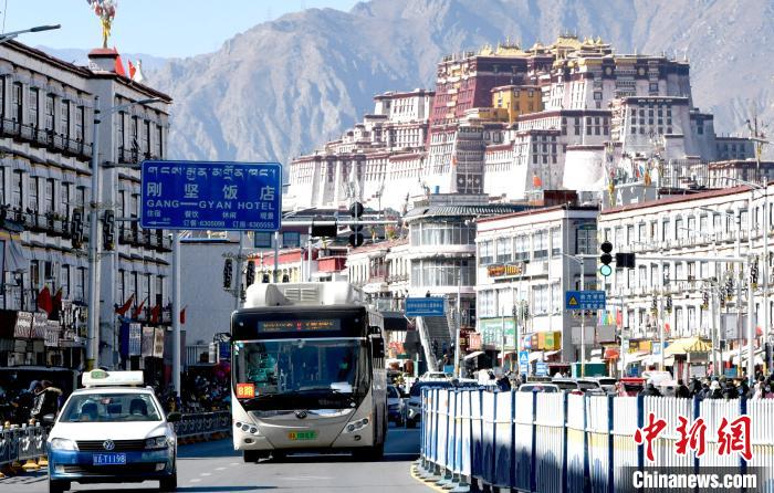 12月7日，一輛公交車從拉薩市城關(guān)區(qū)北京東路駛過?！±盍?攝