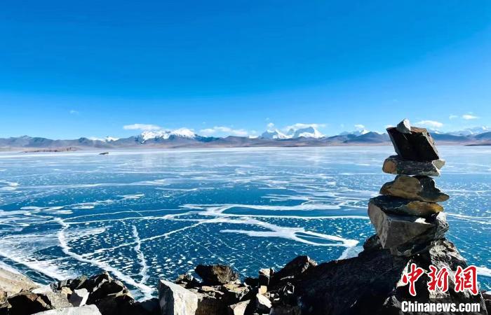 圖為普瑪江塘鄉(xiāng)境內(nèi)的雪山、冰湖美景?！±丝ㄗ涌h網(wǎng)信辦供圖