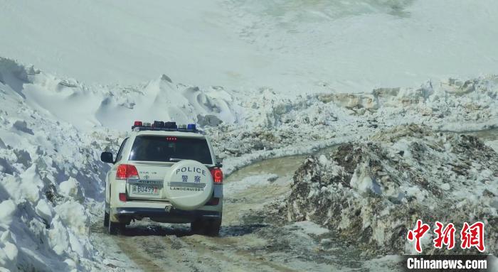 圖為邊壩縣降雪時夏貢拉山段路況?！∵厜慰h融媒體中心供圖