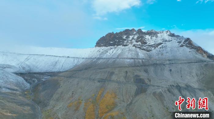 圖為邊壩縣降雪時夏貢拉山段路況?！∵厜慰h融媒體中心供圖