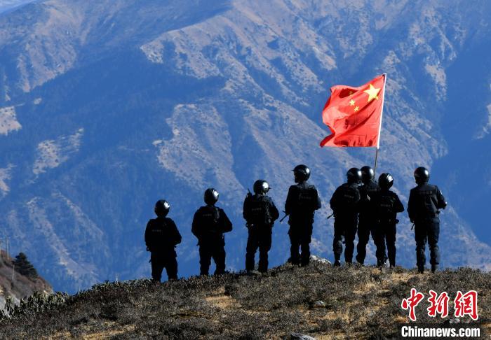 1月6日，移民警察在執(zhí)勤?！±盍?攝