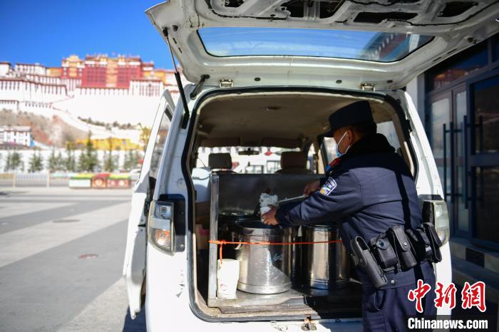 圖為1月23日，布達拉宮廣場派出所民警正在打午飯?！∝暩聛硭?攝