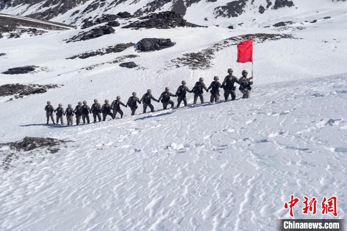 春節(jié)期間，西藏軍區(qū)山南軍分區(qū)某邊防團(tuán)官兵踏雪巡邊?！〉┰鰰x美 攝