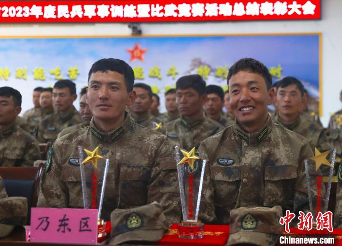 表彰大會(huì)上，獲獎(jiǎng)選手開心瞬間?！敲衫?攝