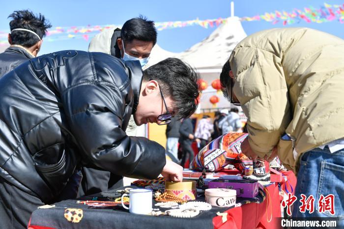 圖為展銷會現(xiàn)場?！∝暩聛硭?攝