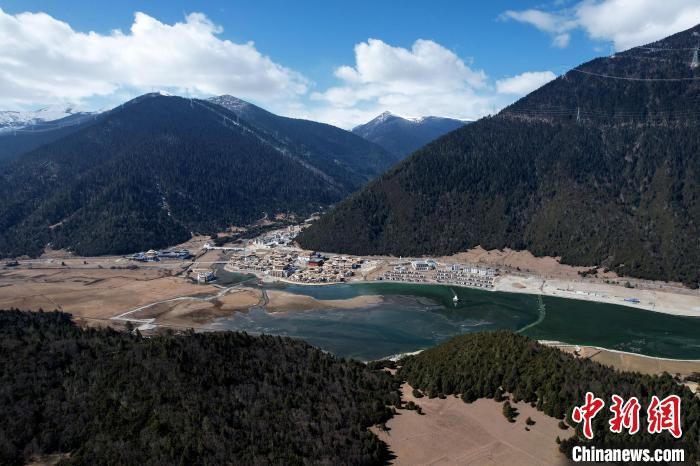 2月17日，西藏林芝魯朗小鎮(zhèn)。(無(wú)人機(jī)照片) 李林 攝