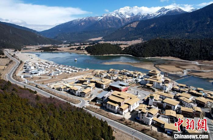 2月17日，西藏林芝魯朗小鎮(zhèn)。(無(wú)人機(jī)照片) 李林 攝