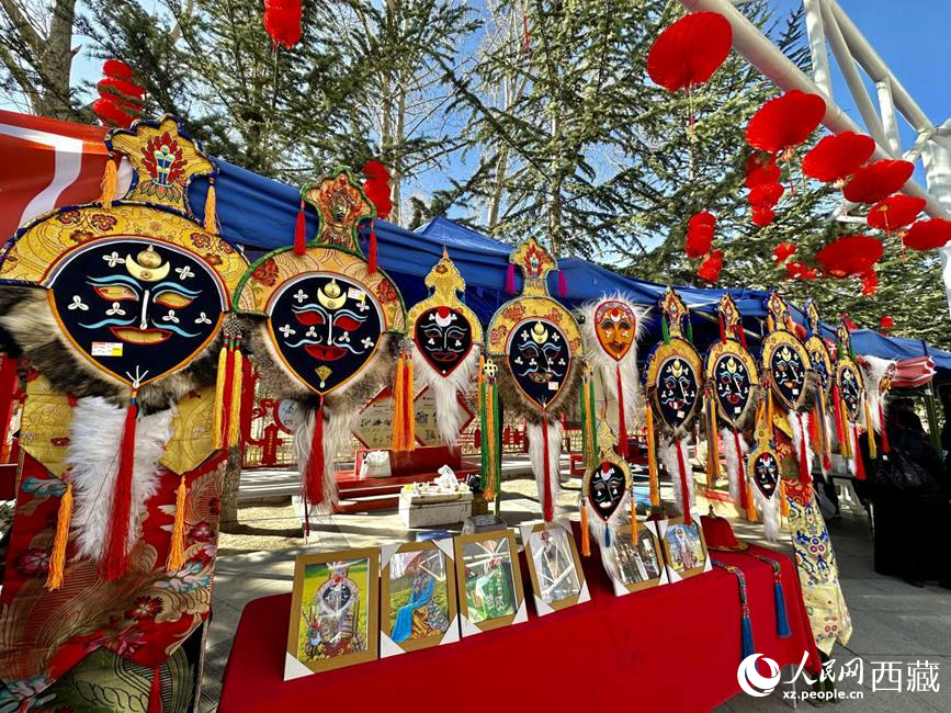 充滿藏元素的年貨節(jié)現(xiàn)場(chǎng)。人民網(wǎng) 次仁羅布攝