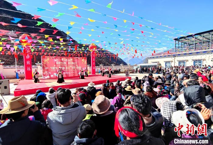 文藝活動全景?！∶⒖悼h委宣傳部供圖
