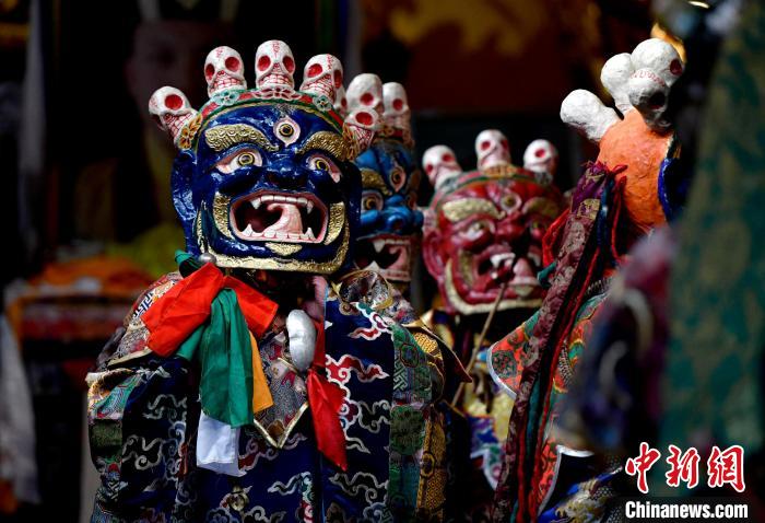 2月19日，楚布寺僧人們佩戴面具準(zhǔn)備參加跳神活動(dòng)。　李林 攝