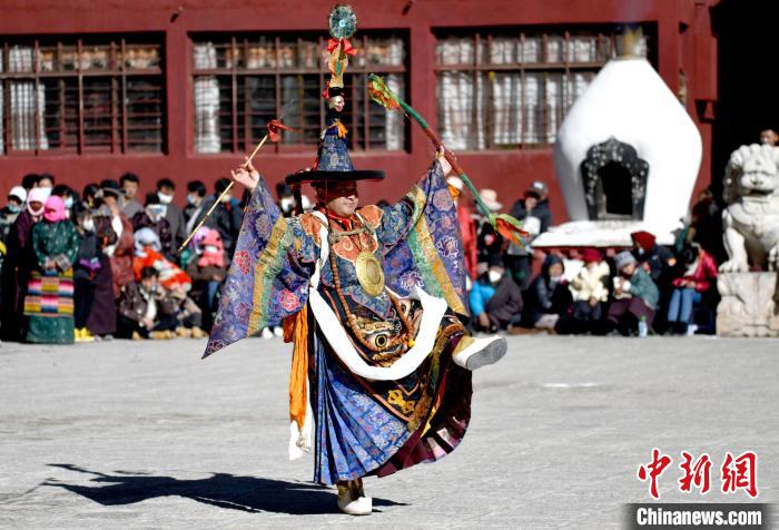 2月19日，楚布寺僧人參加跳神活動(dòng)。　李林 攝