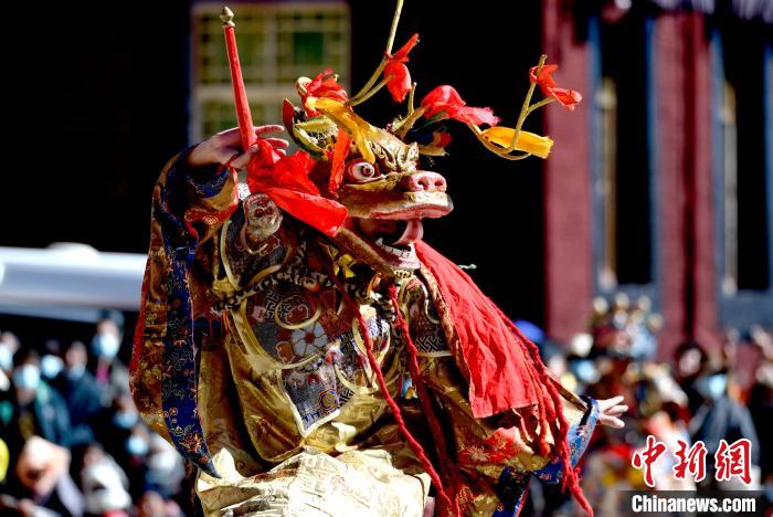 2月19日，楚布寺僧人佩戴面具參加跳神活動(dòng)?！±盍?攝