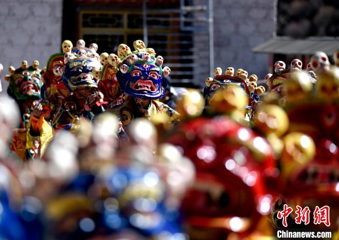 2月19日，楚布寺僧人們佩戴面具參加跳神活動(dòng)?！±盍?攝