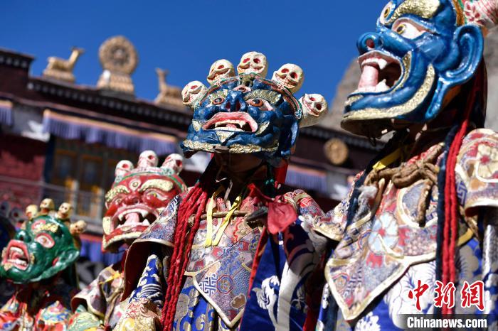 2月19日，楚布寺僧人們佩戴面具參加跳神活動(dòng)?！±盍?攝