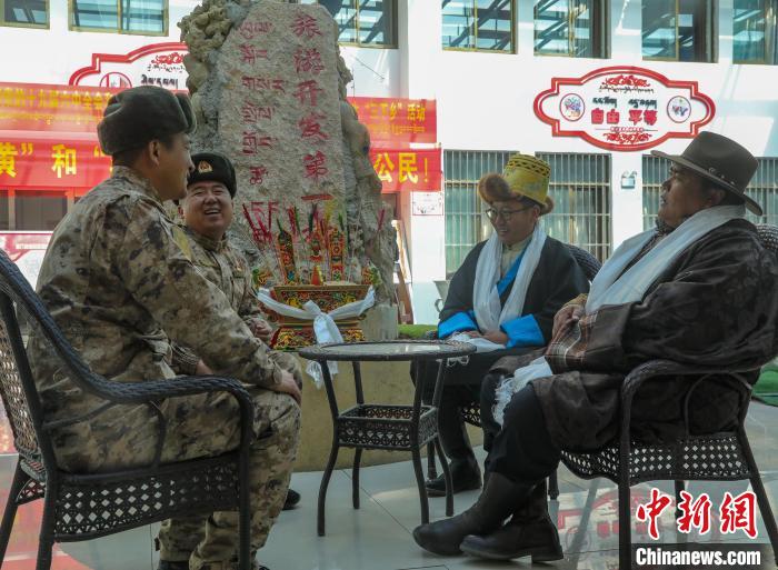 圖為阿里軍分區(qū)某邊防團官兵與駐地群眾拉家常?！詵| 攝