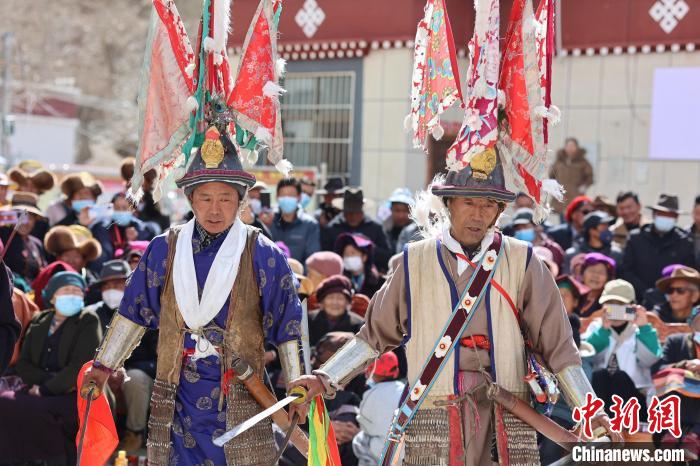圖為兩位藝人表演瓊結(jié)“果孜”舞。　倫珠澤仁 攝