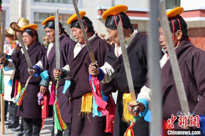 圖為藝人們手持藏刀表演加麻百·甲江?！愔闈扇?攝