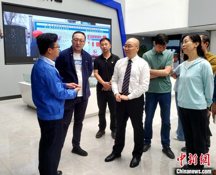 圖為全國政協(xié)委員、農(nóng)工黨青海省委主委王昆(中)在企業(yè)調(diào)研?！」鶟M福 供圖