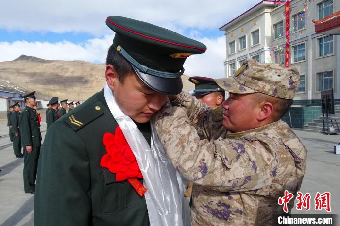 卸下軍銜等標識?！⒖≥x 攝