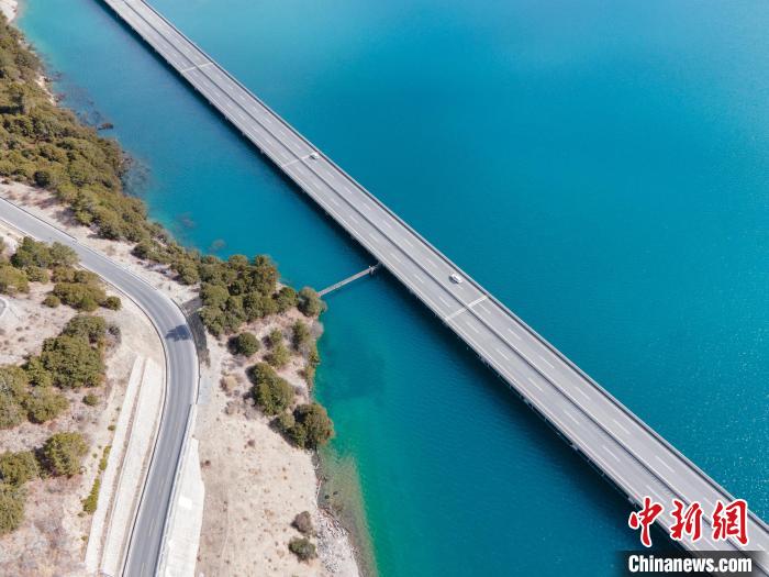 圖為西藏林拉高等級公路多布湖段風光?！〗w波 攝