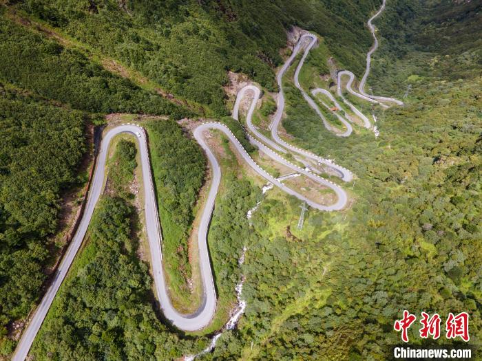 圖為西藏山南錯那縣的盤山公路，錯那縣被命名為全國“四好農村路”示范縣。　江飛波 攝