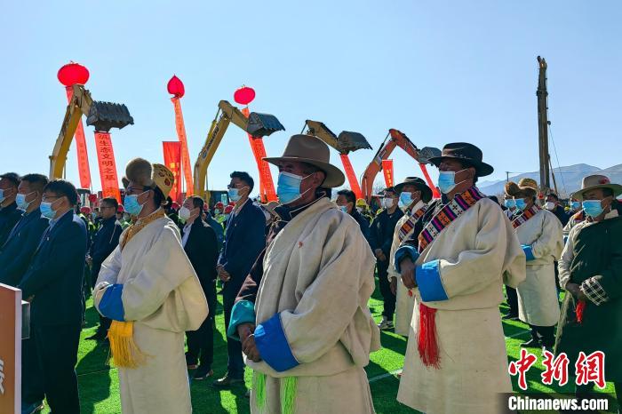 各方代表參加集中開復(fù)工儀式?！∧岈斪扛?攝