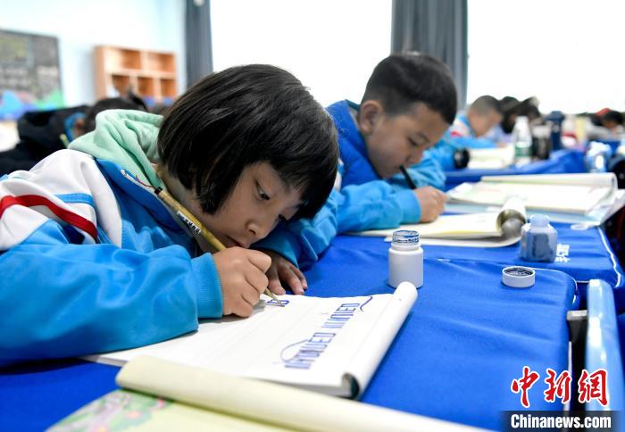 3月14日，西藏拉薩市第一小學一年級六班的學生們在藏語文課上書寫藏文?！±盍?攝
