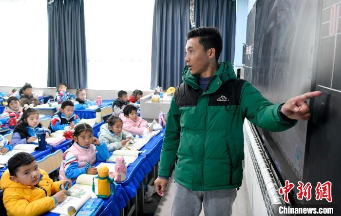 3月14日，西藏拉薩市第一小學藏語文老師拉巴次仁在課堂上。　李林 攝