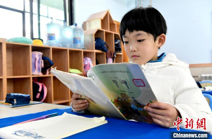 3月14日，西藏拉薩市第一小學一年級六班學生丁增樂吉在閱讀藏語課本?！±盍?攝