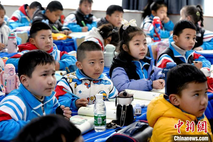 3月14日，西藏拉薩市第一小學一年級六班學生正在上藏語文課?！±盍?攝
