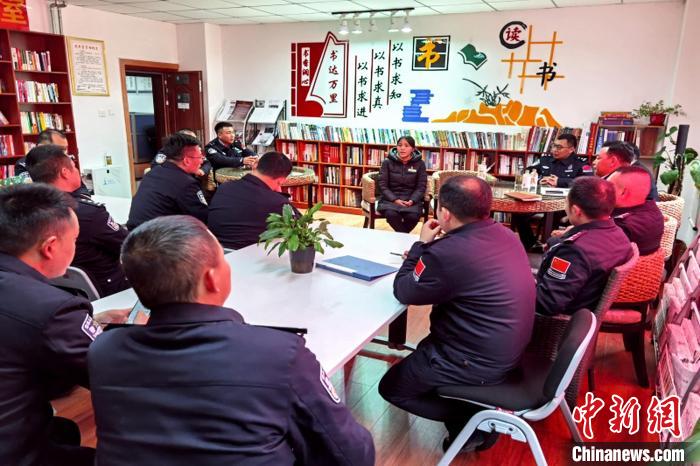 圖為亞?wèn)|出入境邊防檢查站民警與銀行業(yè)務(wù)人員進(jìn)行金融知識(shí)深入交流?！『?攝